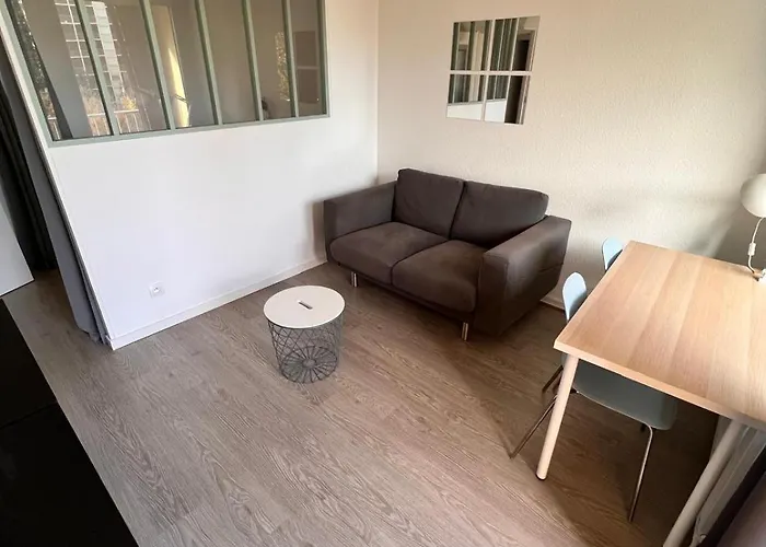 Comfortable In A Private With Gated Parking Apartment *