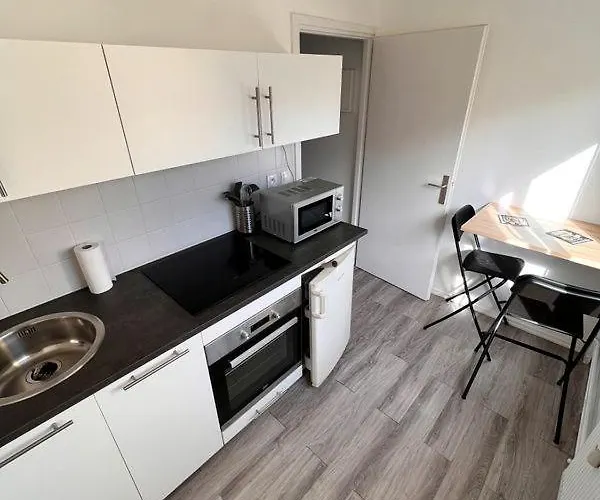 Comfortable In A Private With Gated Parking